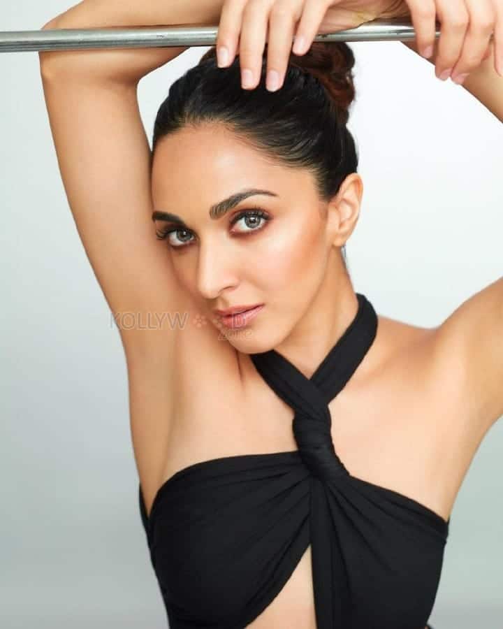 Bollywood Beauty Kiara Advani in a Revealing Black Dress Pictures 03