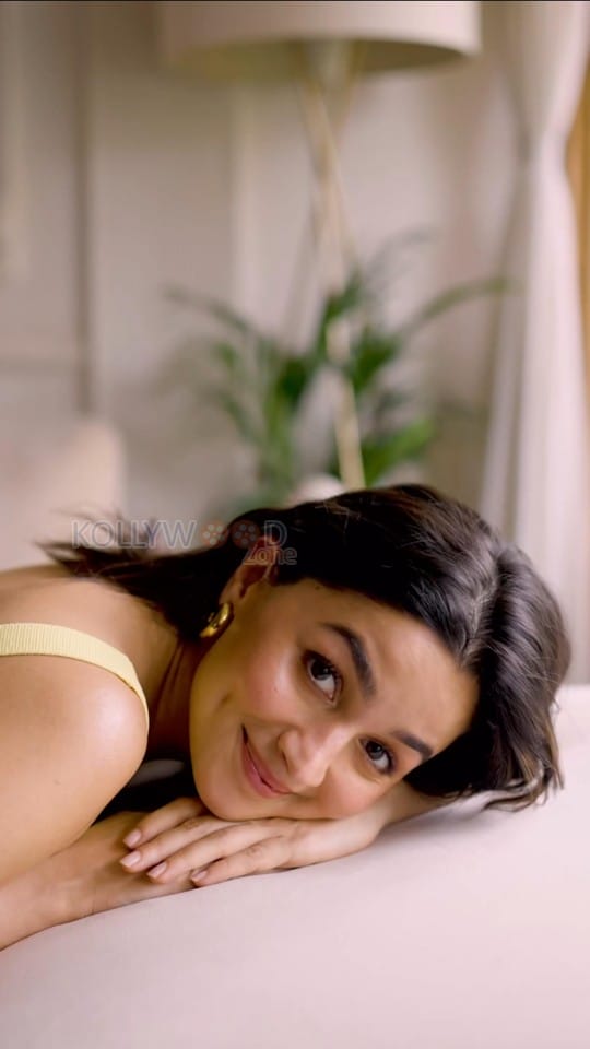 Bollywood Diva Alia Bhatt Cute Pic 01