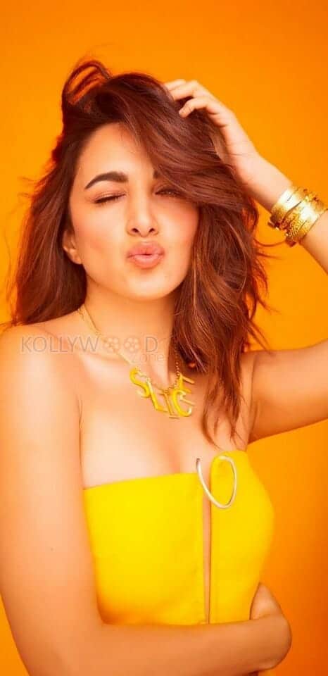 Bollywood Heroine Kiara Advani Sexy Stills 02