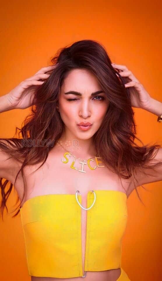 Bollywood Heroine Kiara Advani Sexy Stills 03