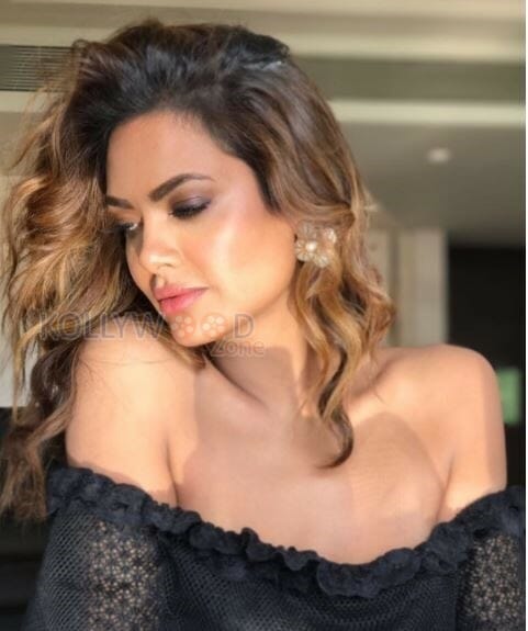 Bollywood Siren Esha Gupta Spicy Pictures