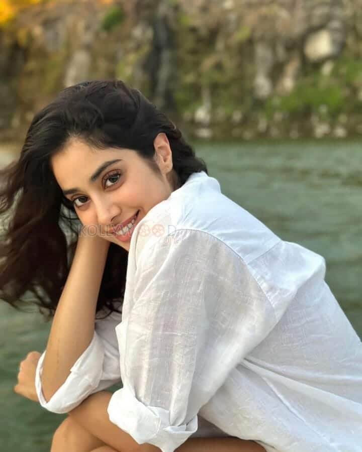 Bollywood star Janhvi Kapoor Beautiful Pictures 03