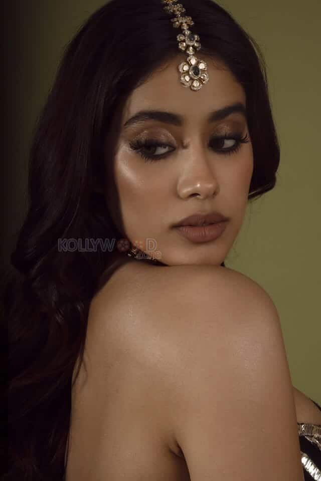 Bollywood star Janhvi Kapoor Beautiful Pictures 13