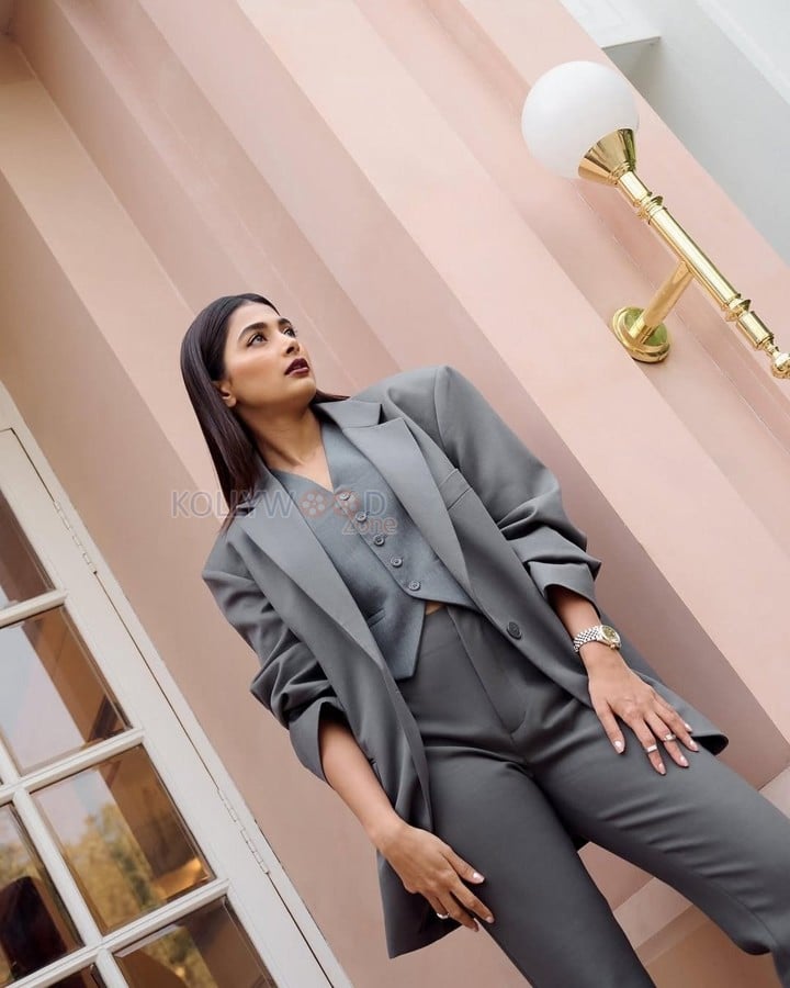 Boss Beauty Pooja Hegde in a Grey Three Piece Suit Pictures 05