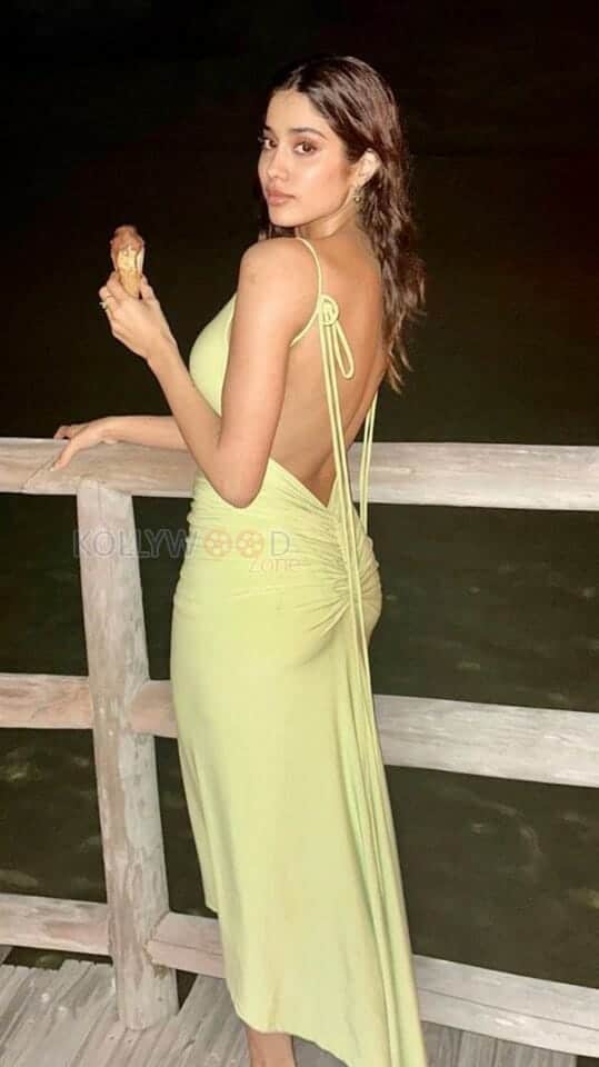 Busty Beauty Janhvi Kapoor Stills 08