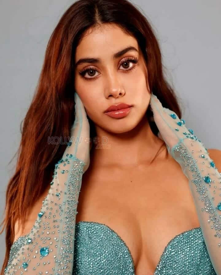 Buxom Beauty Janhvi Kapoor Sexy Photos 06