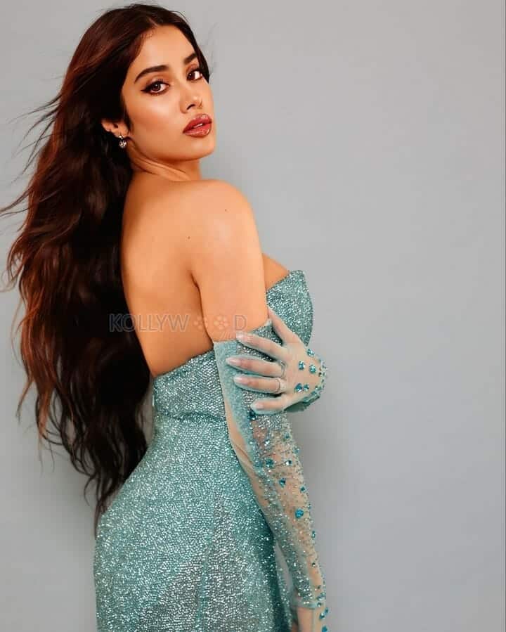 Buxom Beauty Janhvi Kapoor Sexy Photos 11