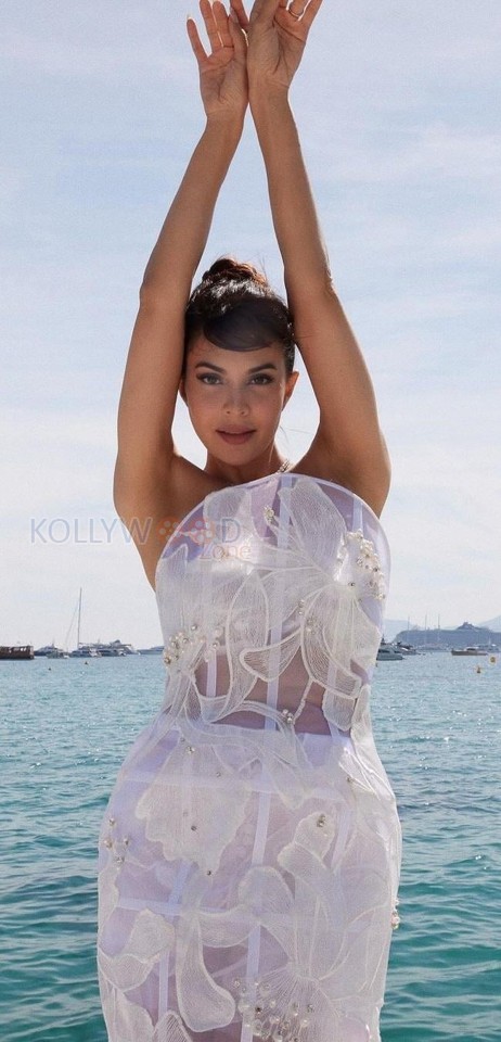 Captivating Jacqueline Fernandez in a White Strapless Dress at Cannes 2024 Photos 02