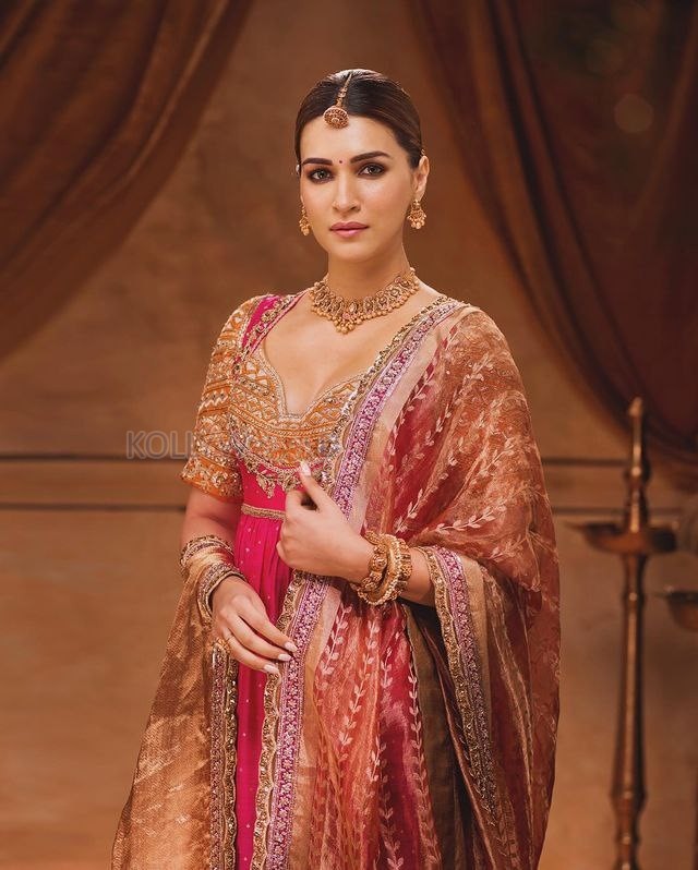 Captivating Kriti Sanon in a Pink Anarkali with Golden Tissue Dupatta Photoshoot Pictures 05