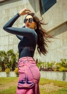 Casual Chick Nora Fatehi In A Black Turtleneck Top And Pink Jeans ...