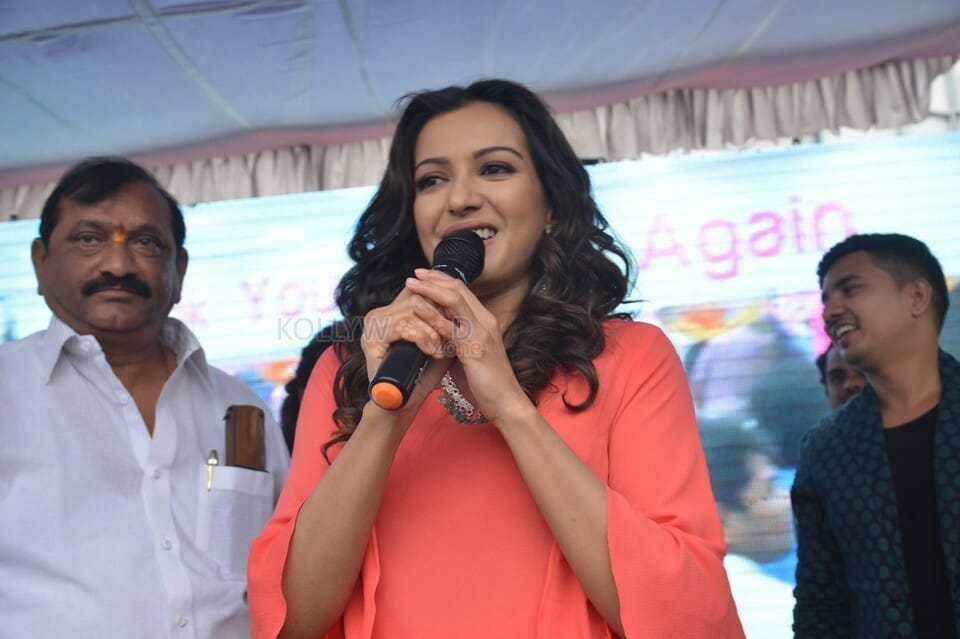 Catherine Tresa Launches B New Mobile Store At Kurnool Photos