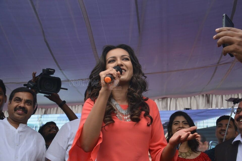 Catherine Tresa Launches B New Mobile Store At Kurnool Photos