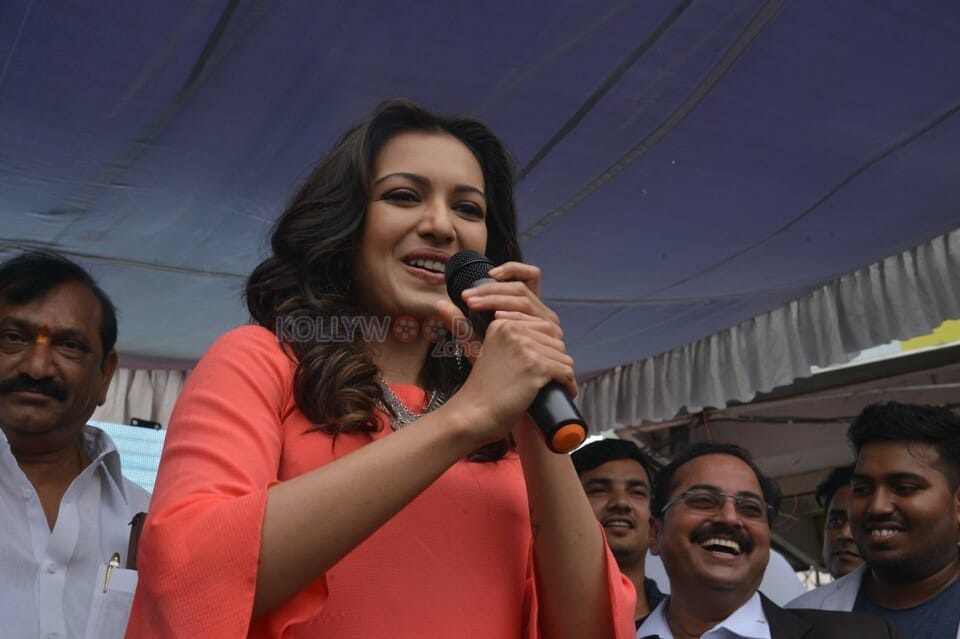 Catherine Tresa Launches B New Mobile Store At Kurnool Photos