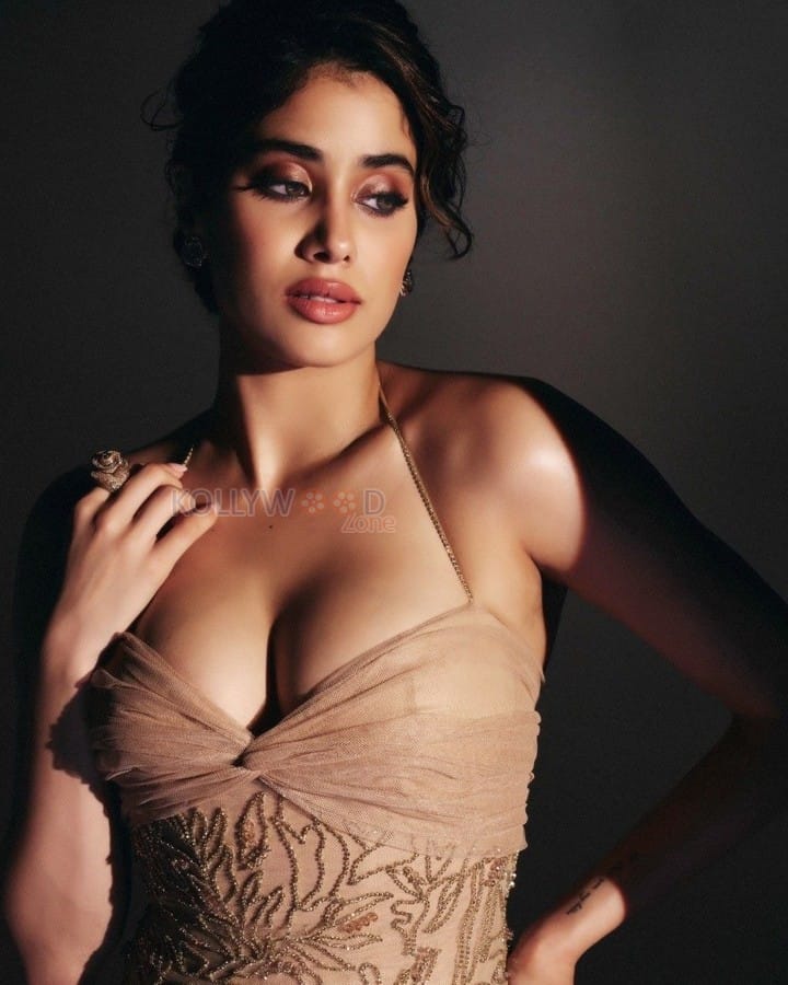 Charming Janhvi Kapoor in a Gorgeous Tulle Gown Photos 01