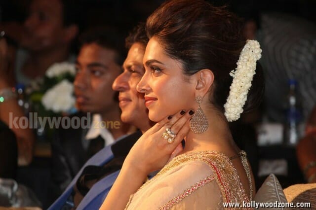 Chennai Express Deepika Padukone Sexy Saree Photos