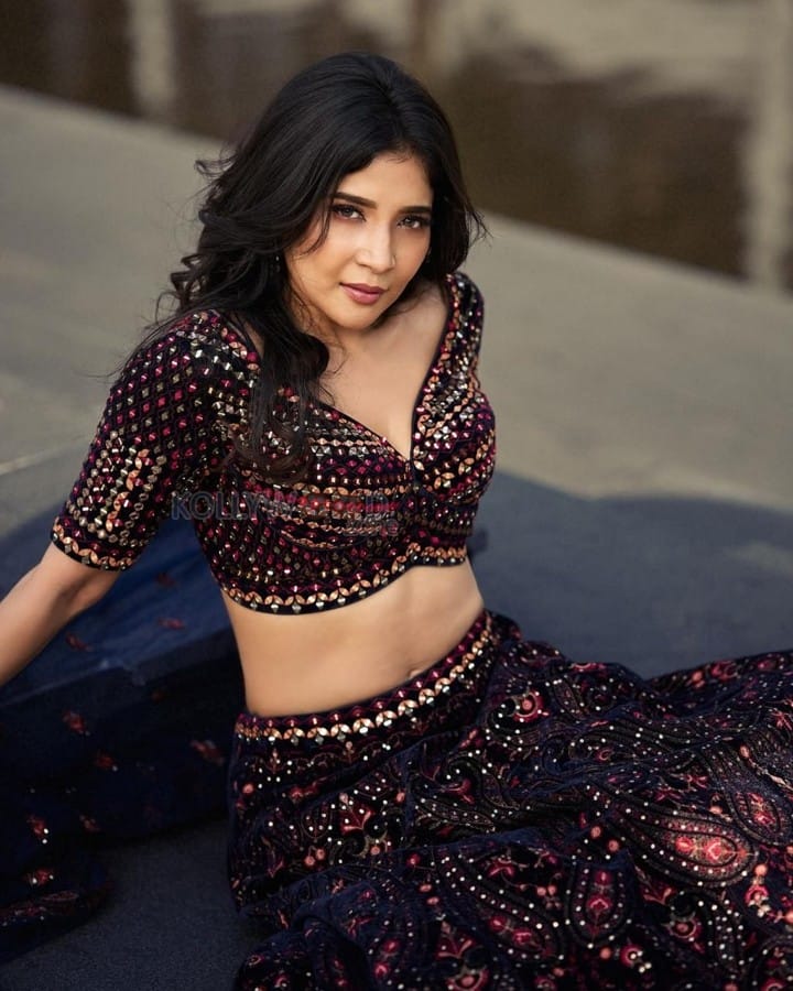 Chic Sakshi Agarwal in an Embellished Lehenga Picture 01