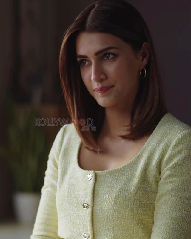 Crew Actress Kriti Sanon Cute Pictures 01