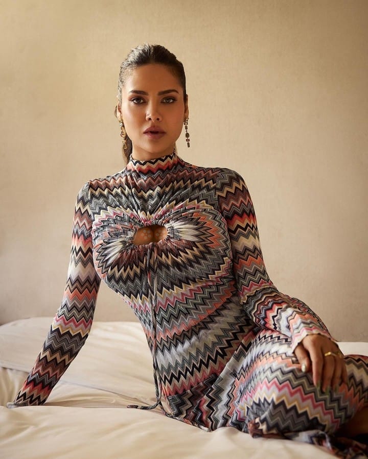 Curvy Beauty Esha Gupta in a Printed Bodycon Dress Photos 02