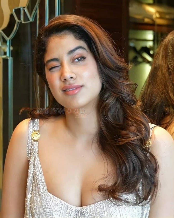 Cute Hindi Actress Janhvi Kapoor Photoshoot Pictures