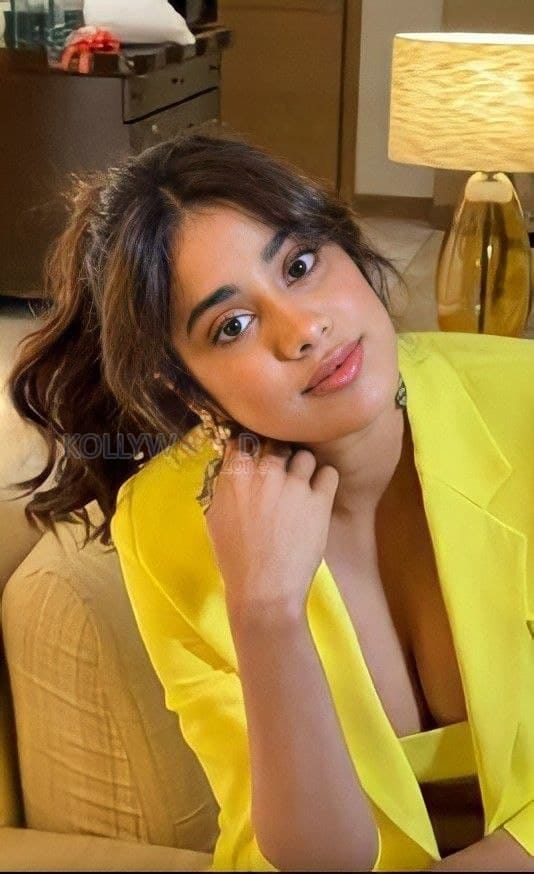 Cute Hindi Actress Janhvi Kapoor Photoshoot Pictures