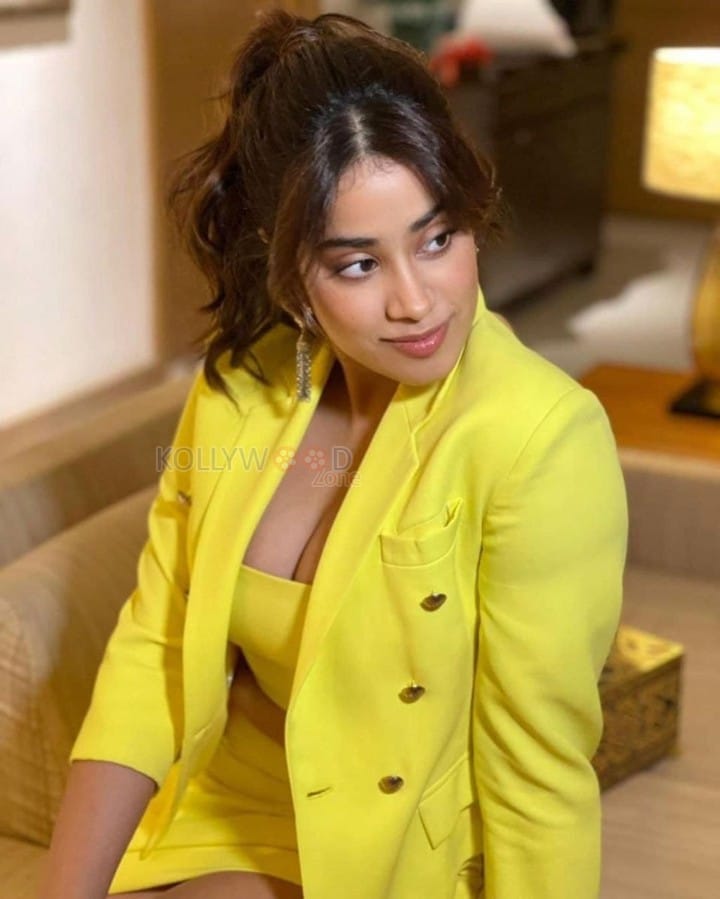 Cute Hindi Actress Janhvi Kapoor Photoshoot Pictures