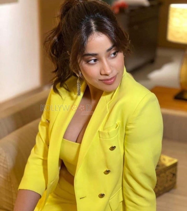 Cute Hindi Actress Janhvi Kapoor Photoshoot Pictures