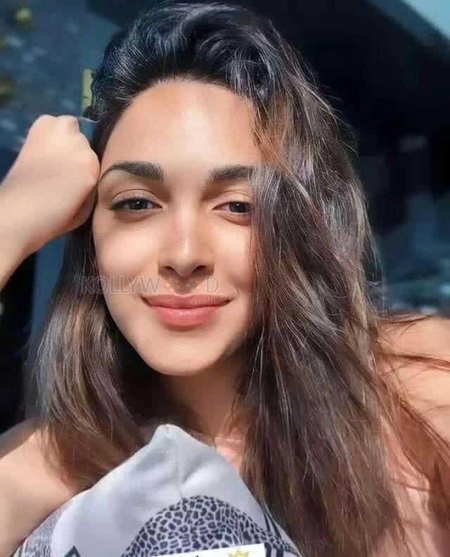 Cute and Smiling Kiara Advani Pictures 04