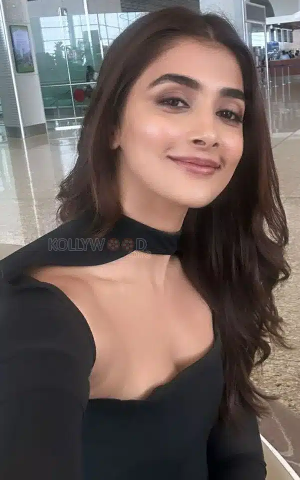 [Image: Darling-Pooja-Hegde-at-the-Airport-Selfi...1.jpg.webp]