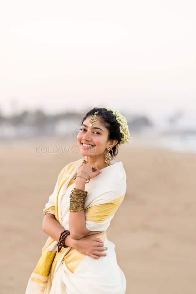 Dhee 4 Actress Sai Pallavi Traditional Saree Pictures 02