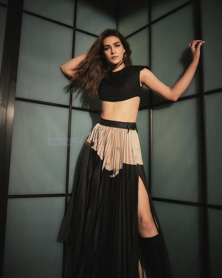 Do Patti Actress Kriti Sanon in a Black Crop Top and Black Cream Skirt Pictures 02