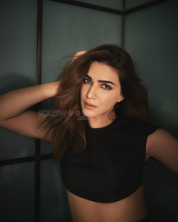 Do Patti Actress Kriti Sanon in a Black Crop Top and Black Cream Skirt Pictures 03