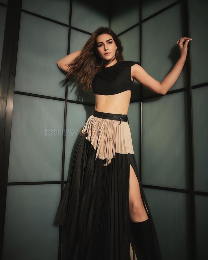 Do Patti Actress Kriti Sanon in a Black Crop Top and Black Cream Skirt Pictures 04