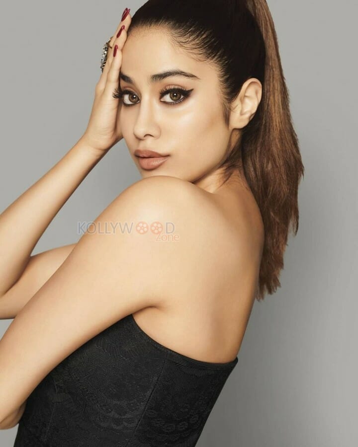 Dostana Actress Janhvi Kapoor Sexy Pictures