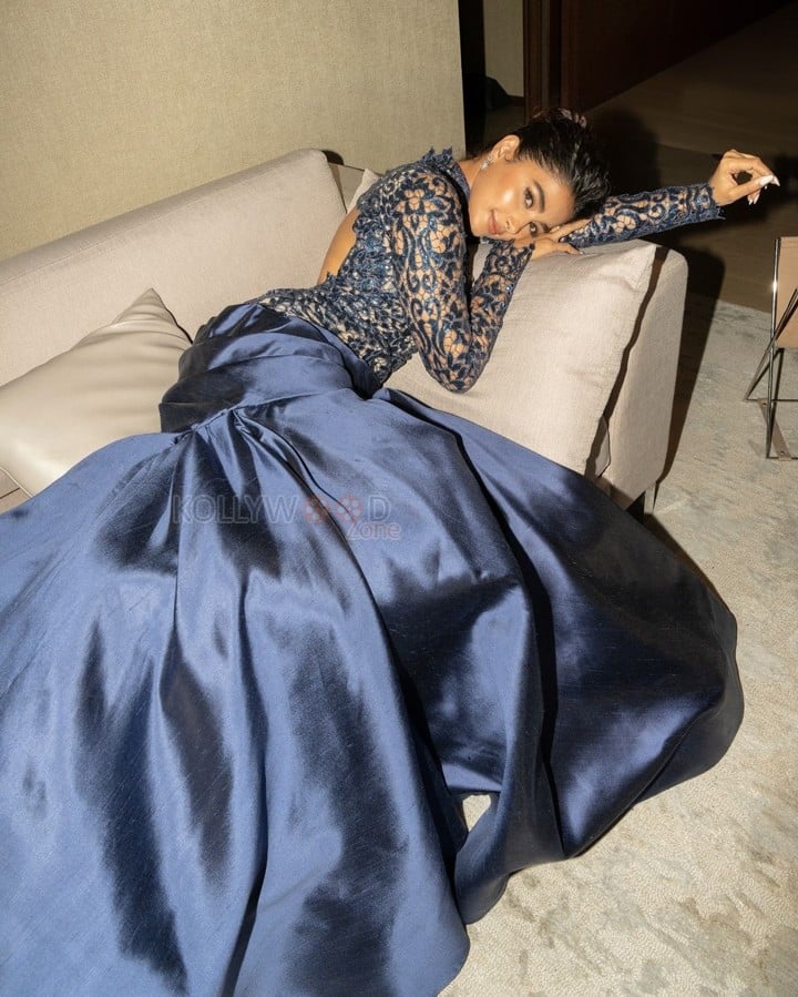 Dream Girl Pooja Hegde in a Blue Lace Gown at SIIMA 2024 Photos 05