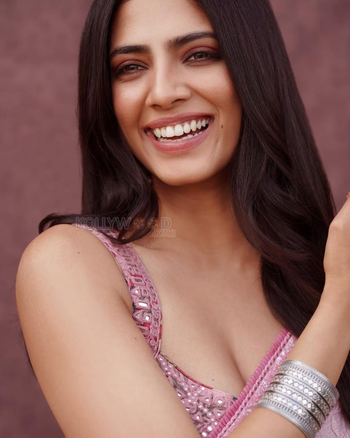 Drop dead Gorgeous Malavika Mohanan in a Pink Handwoven Cotton Saree with Sleeveless Blouse Photos 02