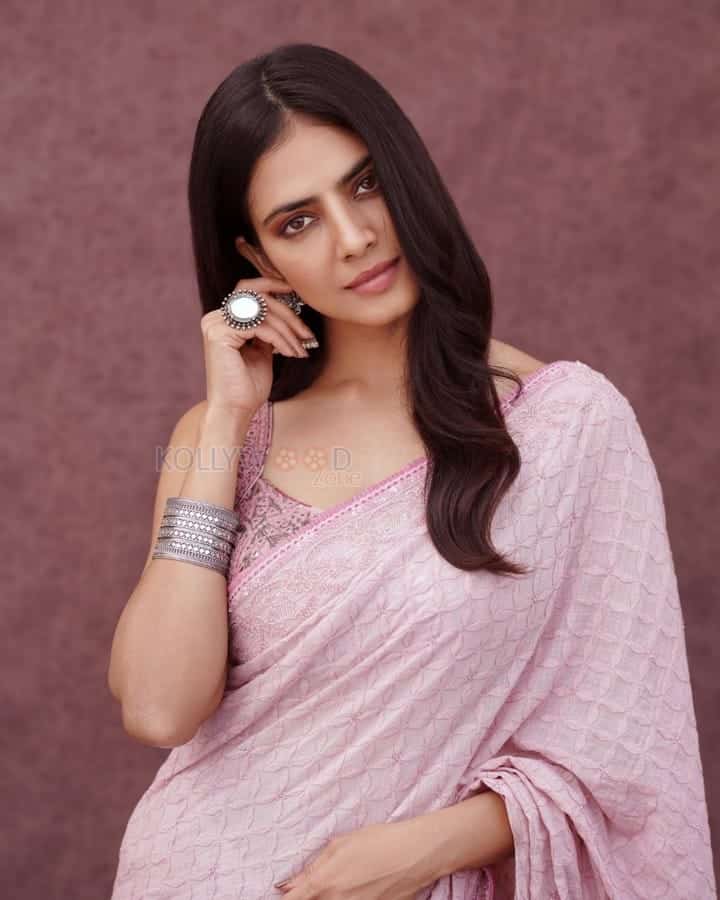 Drop dead Gorgeous Malavika Mohanan in a Pink Handwoven Cotton Saree with Sleeveless Blouse Photos 03