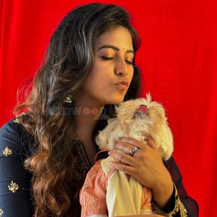 Eegai Actress Anjali Photoshoot with a Dog Pictures 01