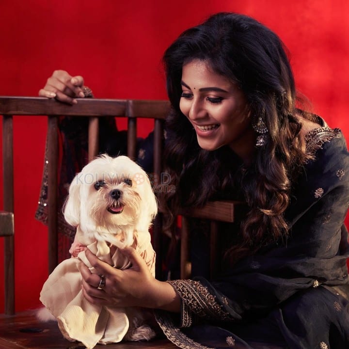 Eegai Actress Anjali Photoshoot with a Dog Pictures 03