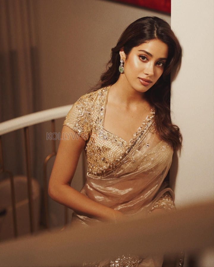 Elegant Janhvi Kapoor in a Gold Saree Pictures 01