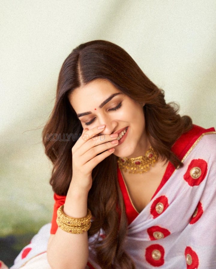 Elegant Kriti Sanon in a Red and White Floral Saree Photos 09