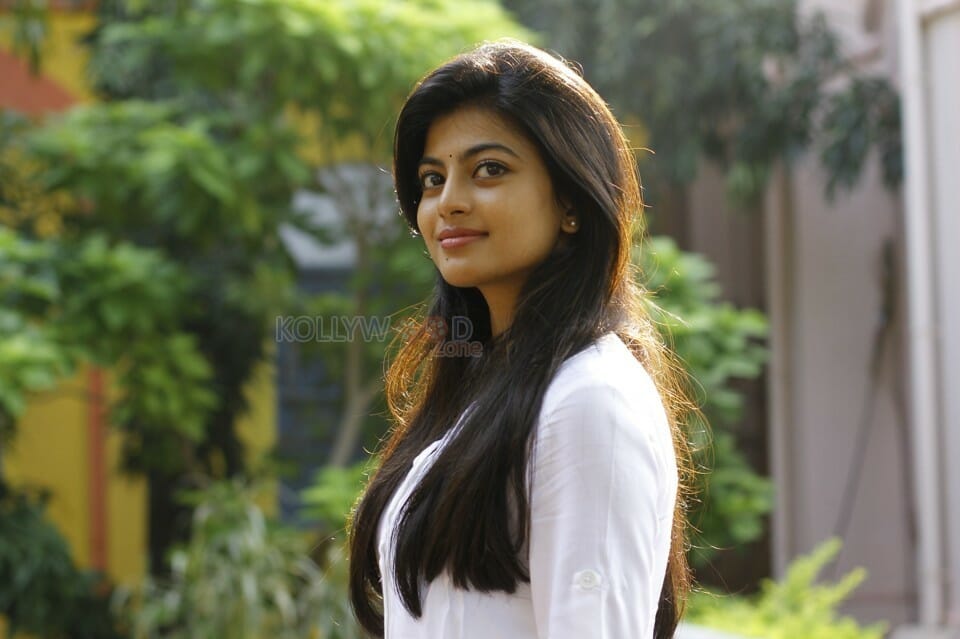 En Aaloda Seruppa Kaanom Heroine Anandhi Pictures