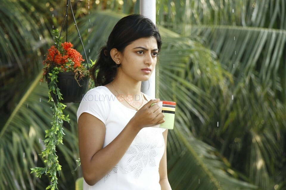 En Aaloda Seruppa Kaanom Heroine Anandhi Pictures