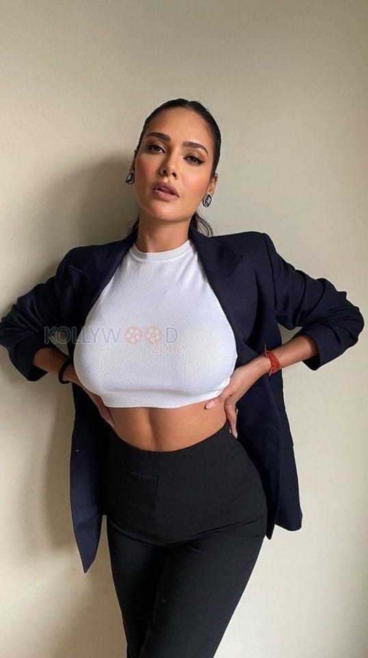 Esha Gupta Showing Off her Big Boobs in a Crop Top and Blazer Photo 01