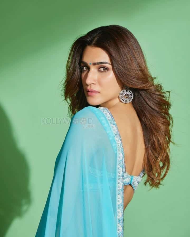 Ganapath Heroine Kriti Sanon Sexy Photos 02