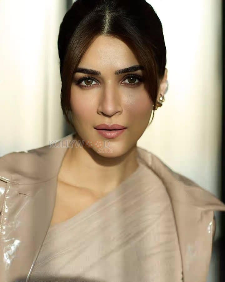 Glam Doll Kriti Sanon Pictures 01