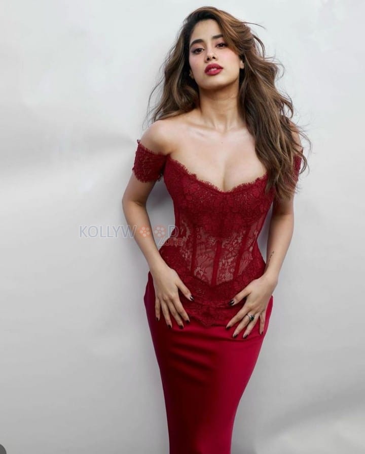 Glamorous Janhvi Kapoor in a Red Off Shoulder Corset Style Bodycon Gown Pictures 04