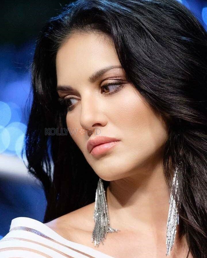 Glamour Actress Sunny Leone New Pictures