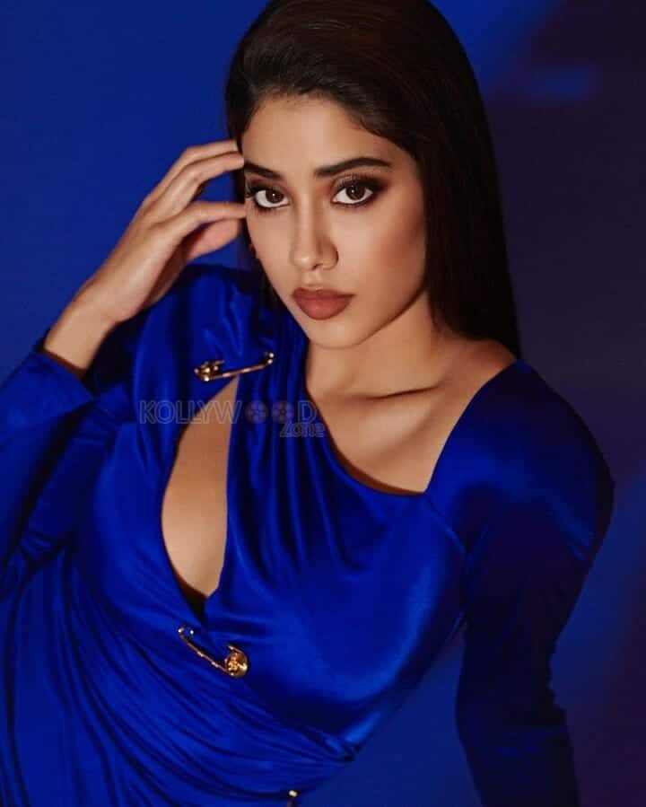 Glamour Body Janhvi Kapoor Sexy Photos 11