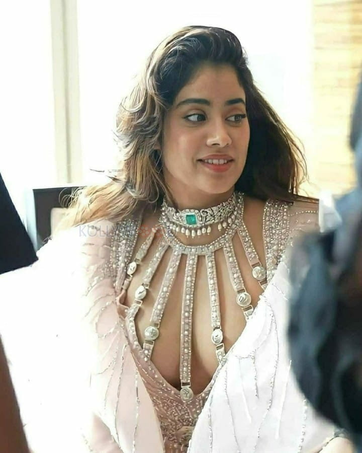 Good Luck Jerry Actress Janhvi Kapoor Sexy Hot Pictures