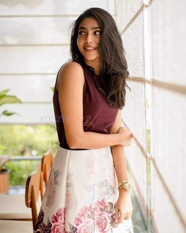 Gorgeous Aishwarya Lekshmi in a Maroon Sleeveless Top and Floral Skirt Pictures 02